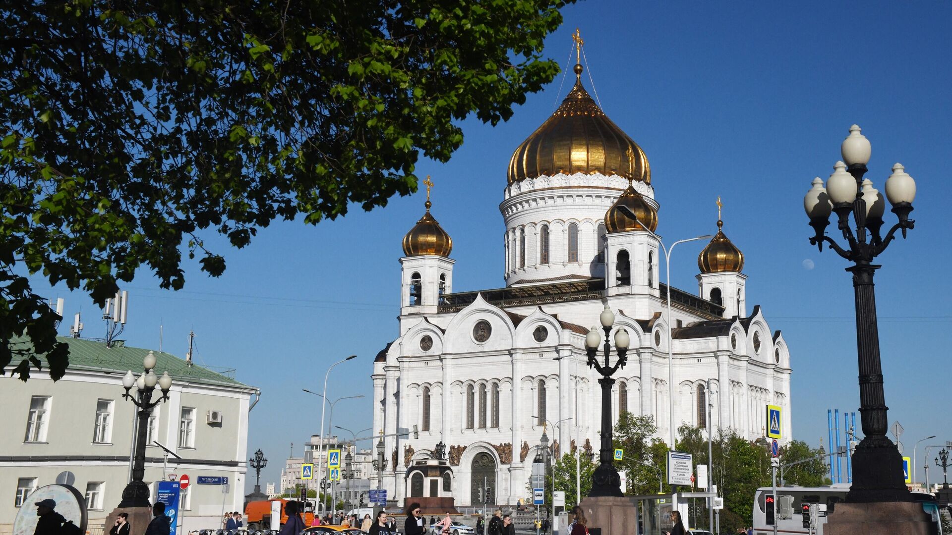 В РПЦ предложили помощь студенткам, танцевавшим у храма в Москве